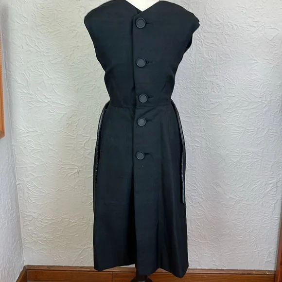 Vintage Sleeveless Back Button Dress - Picture 9 of 12